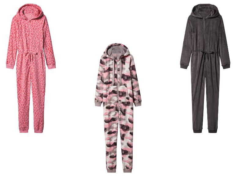 Drie fleece jumpsuits: roze luipaardprint, camouflage en grijs.
