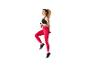 Vrouw in roze legging en zwarte sportbeha die oefent met dumbbells
