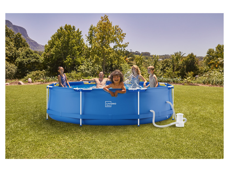 Kinderen spelen in een Livarno Home zwembad in de tuin.