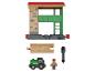 Houten en plastic treinspeelgoedset, met station, locomotief, spoor, figuur en sein.
