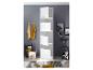 Witte kast met open deuren en planken, handdoeken, wasmand en sportuitrusting.