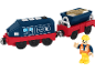 Speelgoedtrein met blauwe locomotief, goederenwagon met goud en bouwvakkerfiguur.