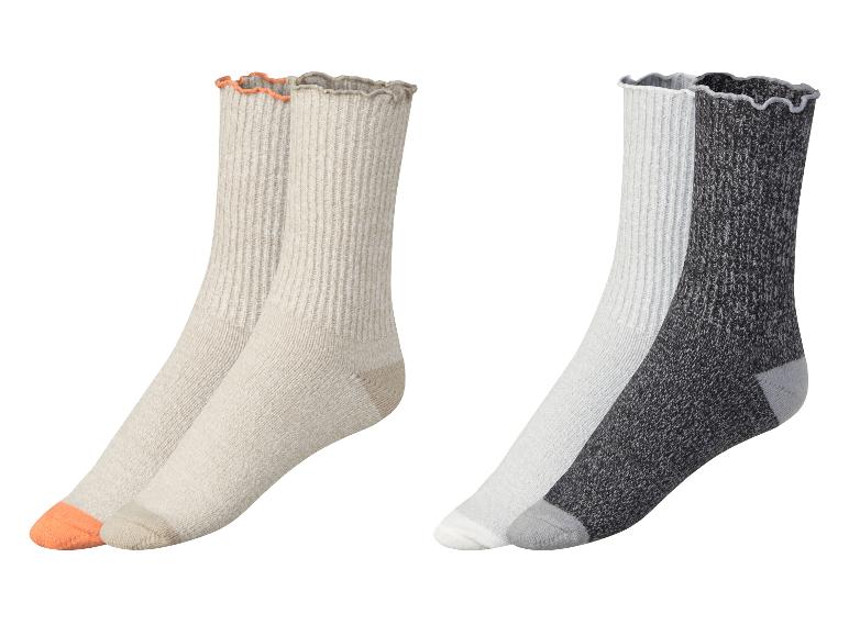 Twee paar sokken, een lichtgrijs paar met roze details en een grijs/wit paar.