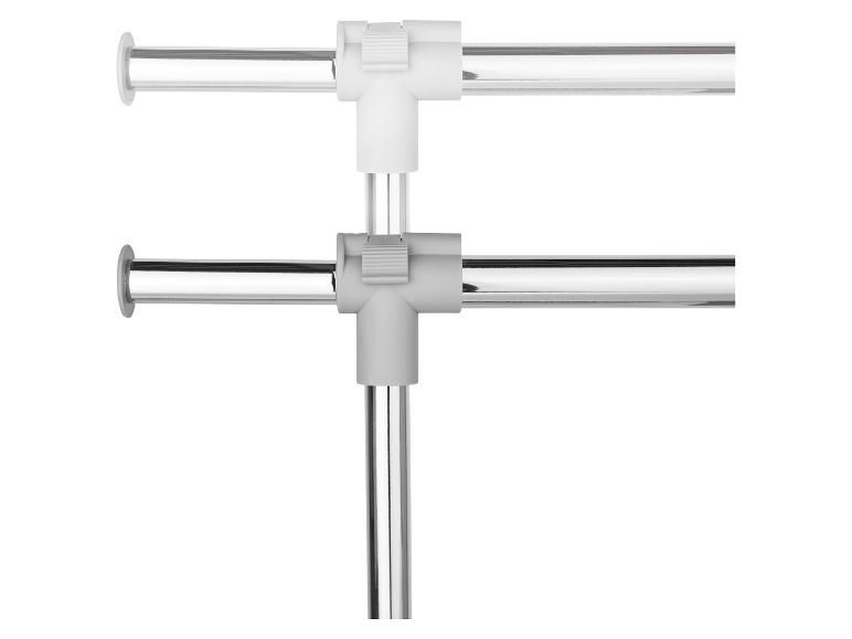 Twee verstelbare kledingrekken met verchroomde stangen en plastic connectoren