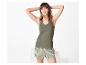 Vrouw in groene tanktop en gestreepte wit-groene shorts.