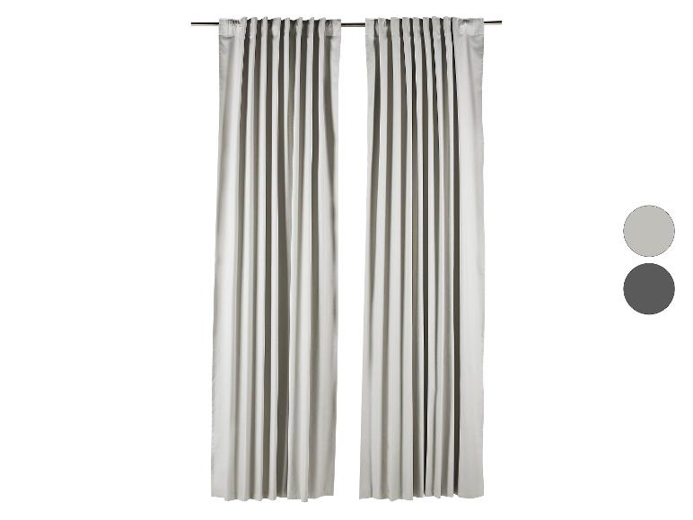 Twee lichtgrijze gordijnen hangend aan een roede, met grijze en donkergrijze kleurstalen.