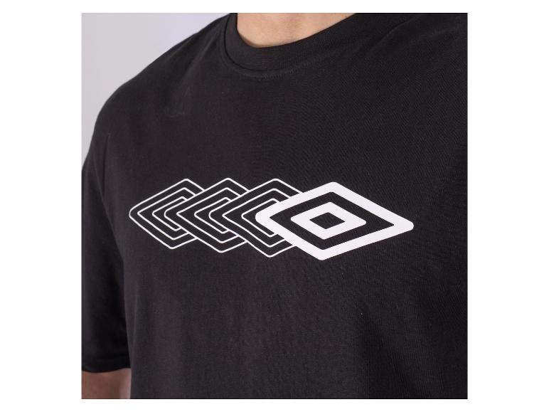 Zwart T-shirt met een wit Umbro-logopatroon
