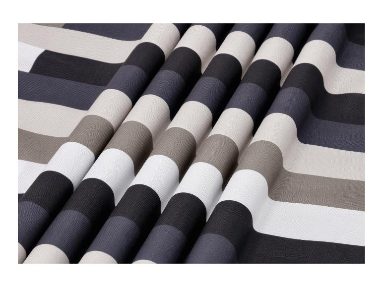 Gestreept textiel in grijze, zwarte en witte tinten, met zachte plooien