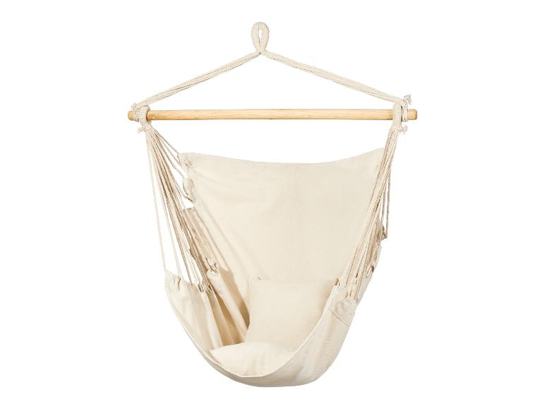 Beige hangstoel met houten stok en kussen