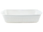 Witte rechthoekige ovenschaal met geribbelde zijkanten.