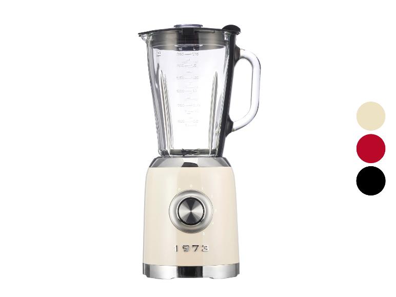 Een crèmekleurige retro blender uit 1973 met glazen kan en meerdere snelheden.