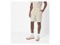 Man draagt beige shorts en sneakers.