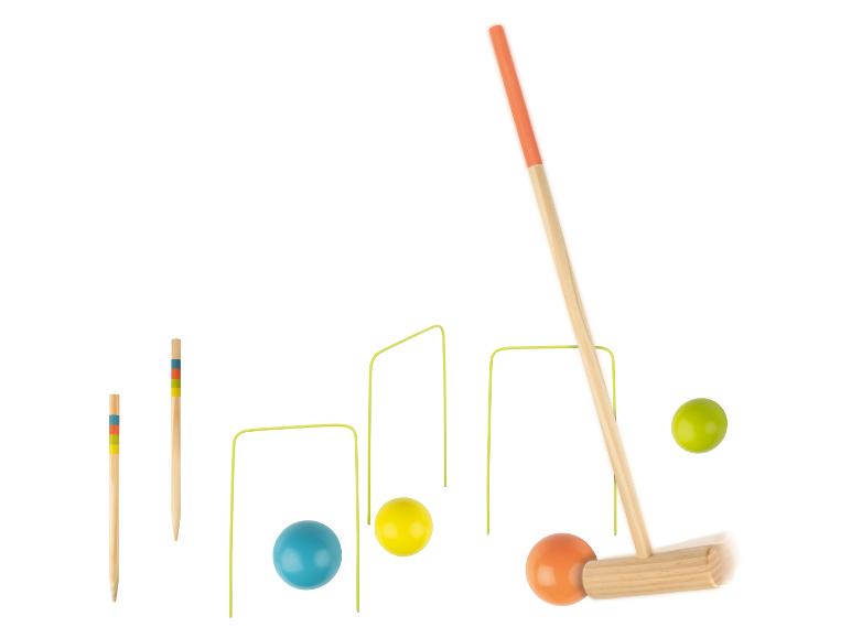 Houten croquetset met hamers, ballen en poortjes op een witte achtergrond.