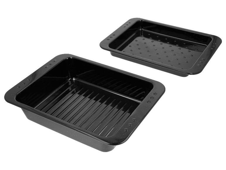Twee zwarte rechthoekige bakplaten, één met rooster, de andere met geperforeerde bodem.