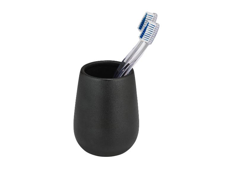 Twee tandenborstels in een zwarte houder.