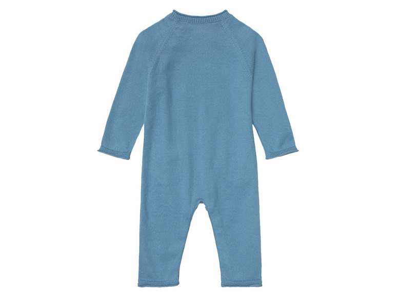 Een blauwe gebreide romper voor baby's.