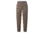 Bruine en beige geruite broek op een witte achtergrond