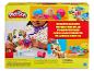 Play-Doh Pretend Pet Play set met een kind dat dierenarts speelt met een hondenfiguur en kleurrijke klei.