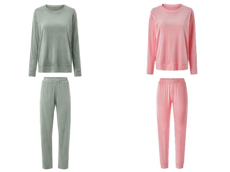 Twee sets dames velours pyjama's: één saliegroen en één roze met witte stippen.