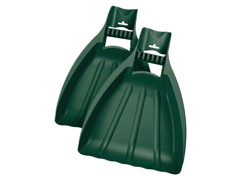 Twee groene tuinhandschoenen voor het oprapen van bladeren en tuinafval.