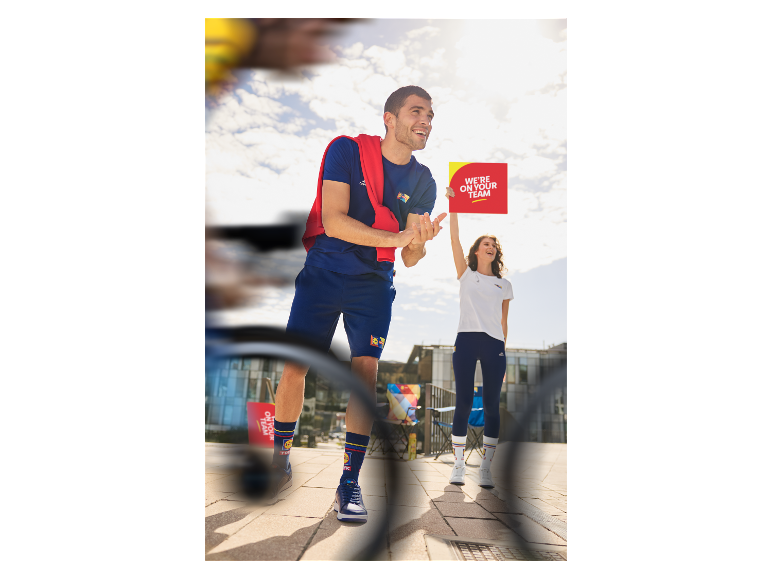 Sporters in casual kleding, Trek sokken en een bord met de tekst "We zitten in jouw team".