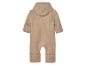 Beige wollen jumpsuit voor baby's met capuchon.