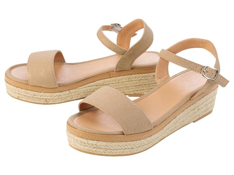 Beige espadrilles met plateauzool.