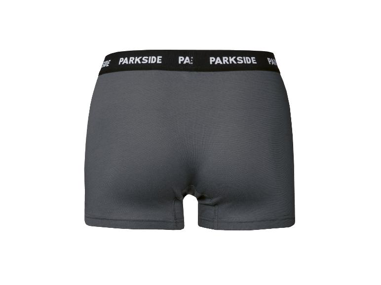 Grijze herenboxershort met zwarte tailleband en witte tekst.