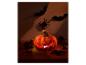 Verlichte Halloweenpompoen met decoraties op een houten oppervlak.