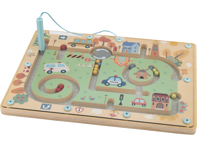 Houten magnetisch doolhof met wegparcours, voertuigen en stadslandschap.