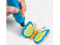 Hand met 3D-pen creëert een kleurrijke vlinder op een witte achtergrond.