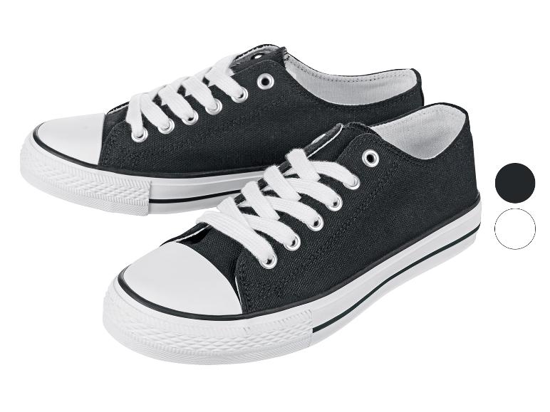 Twee paar zwarte canvas sneakers met witte zolen.