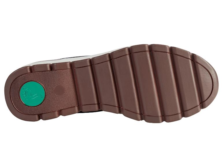 De onderkant van een bruine schoen met een groene 'Ecco'-logo.