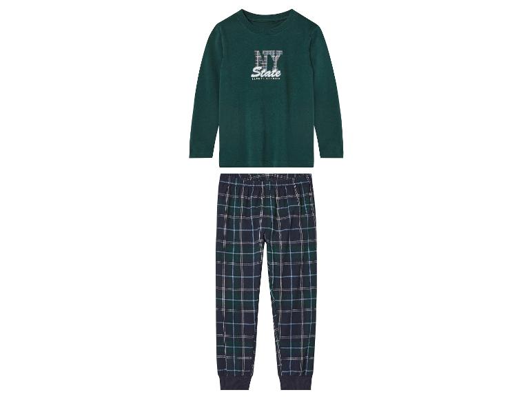 Een groene longsleeve en een geblokte broek in een pyjamaset.