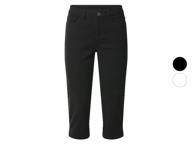 Zwarte capribroek voor dames met zakken en knoop.