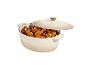 Ovale crèmekleurige braadpan met deksel, gevuld met gebraden kip en groenten.