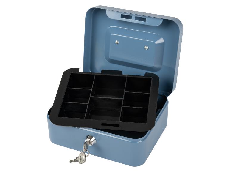 Een blauwe metalen kassalade met een intern, gecompartimenteerd dienblad en een sleutelslot.