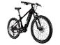 Zwarte elektrische mountainbike met groene accenten, vooraanzicht.