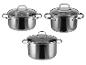 Drie roestvrijstalen kookpotten met glazen deksels, op een witte achtergrond