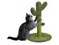 Grijze kat speelt met een cactus krabpaal.