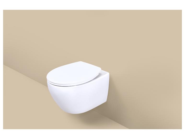 Wandgemonteerd wit toilet op een beige achtergrond
