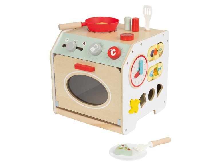 Houten keukenspeelgoed met accessoires, inclusief koekenpan en spatel.