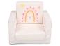 Roze kinderfauteuil met witte stippen en een regenboog-, zon- en vlinderprint.