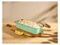 Citroencake met witte glazuur en pistachenoten in een mintgroene cakevorm