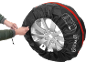 Zwarte wielhoes met rode streep en logo, een persoon past deze aan op een autovelg.