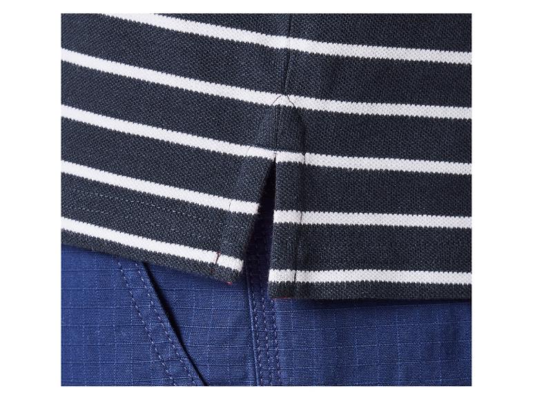 Donkerblauw-wit gestreept poloshirt, detail donkerblauwe stof.
