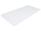 Een rechthoekige witte badmat op een witte achtergrond.