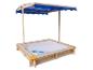 Houten zandbak met verstelbaar blauw zonnescherm en gele hoekstukken.
