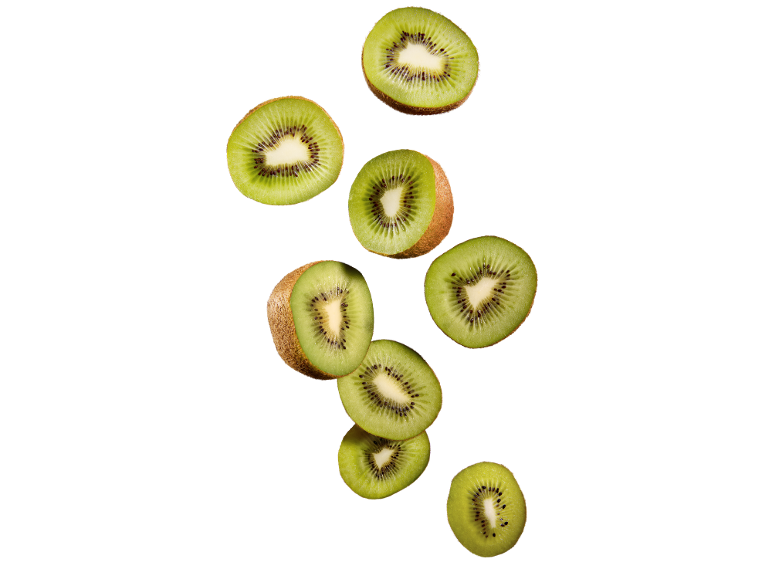 Gesneden verse, sappige kiwi's op een zwarte achtergrond.