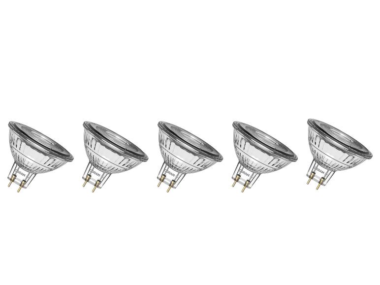 Vijf halogeenlampen met twee pinnen, schuin geplaatst op een witte achtergrond.